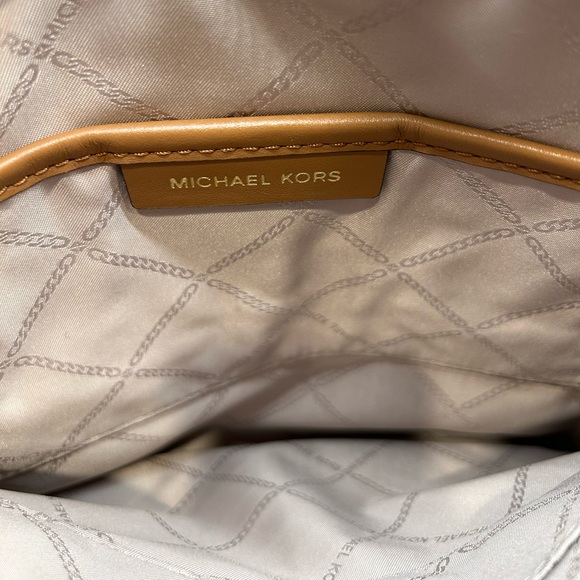 🛑 SOLD 🛑 Michael Kors crossbody, adjustable strap. EXCELLENT condition. - Picture 8 of 15